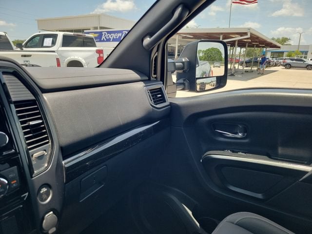 2023 Nissan Titan SV