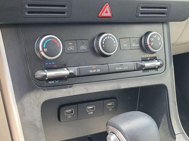 2023 Kia Carnival LX